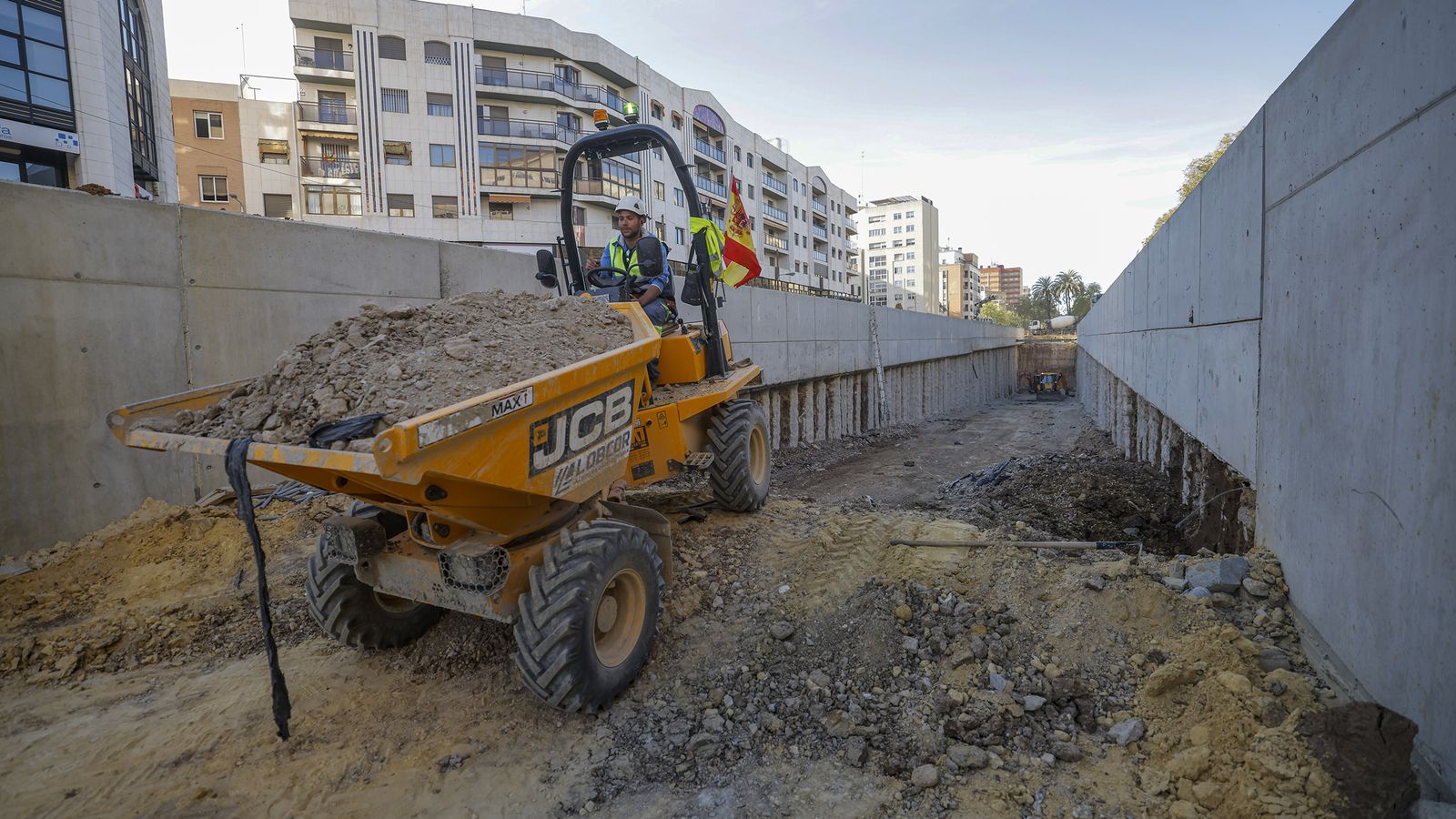 Un operario trabaja en el paso inferior de Ramón y Cajal con San Francisco Javier.