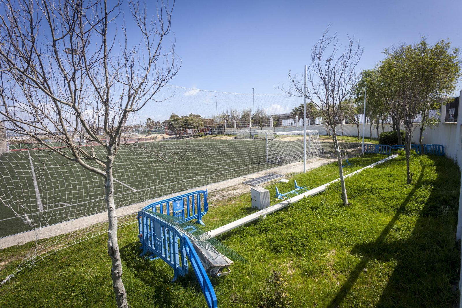 La farola caída en Elcano, colocada tras el campo utilizado por los prebenjamines.
