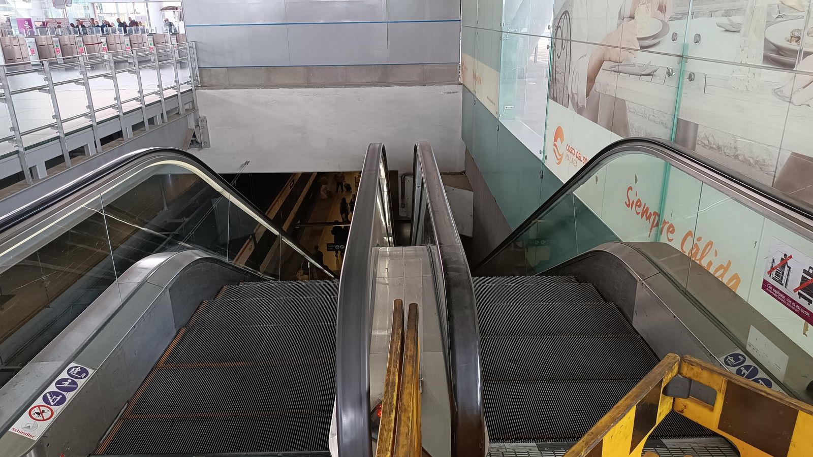 Escaleras de bajada (derecha) averiadas desde finales de agosto.