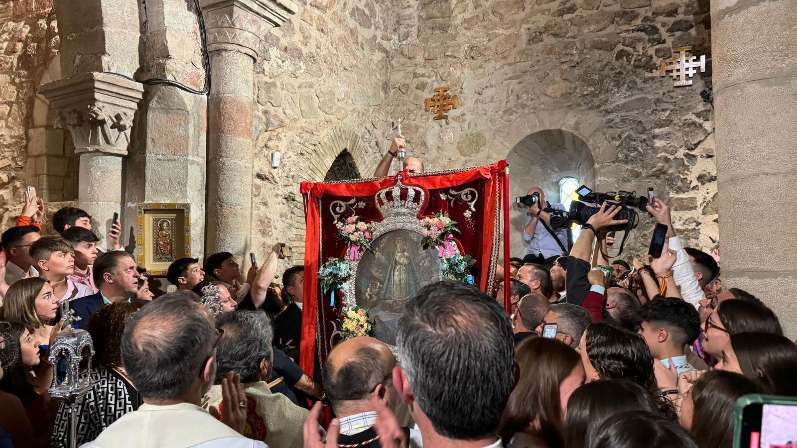 El nuevo mayordomo se aferra al mástil del estandarte para tomar su cargo.