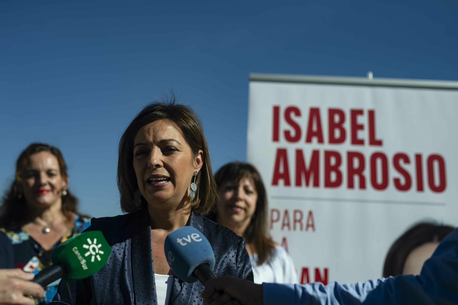 Isabel Ambrosio atiende a los medios en Osario Romano