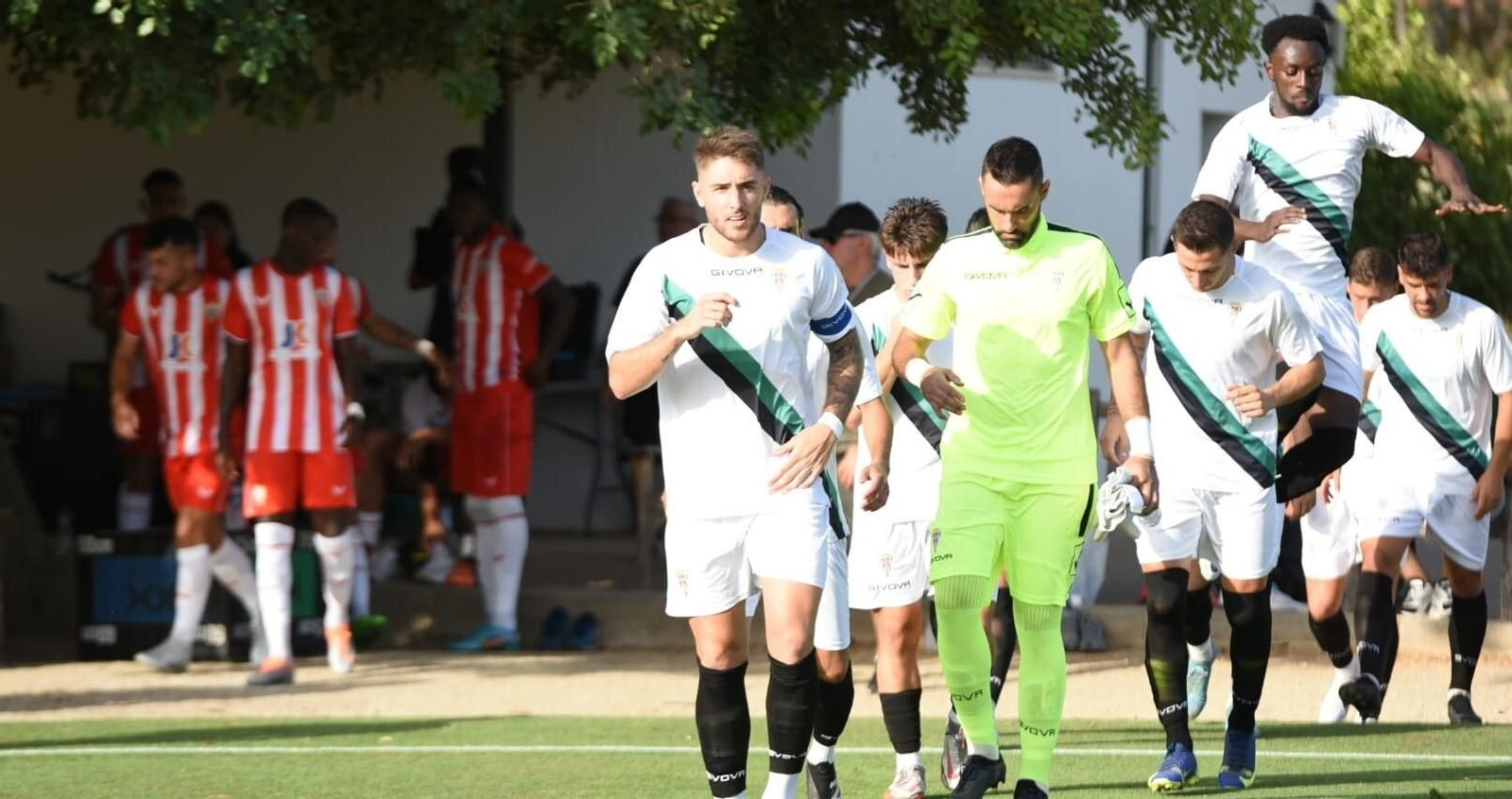 Los jugadores del Córdoba CF saltan al terreno de juego para medirse al Almería.