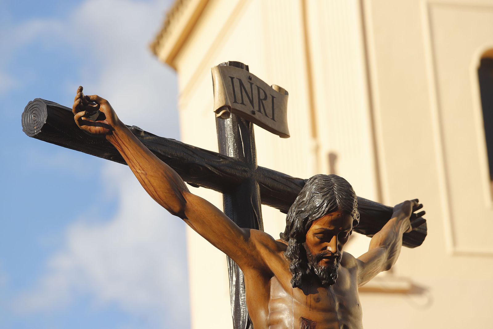 La Hermandad de la Buena Muerte procesiona por las calles de Huelva