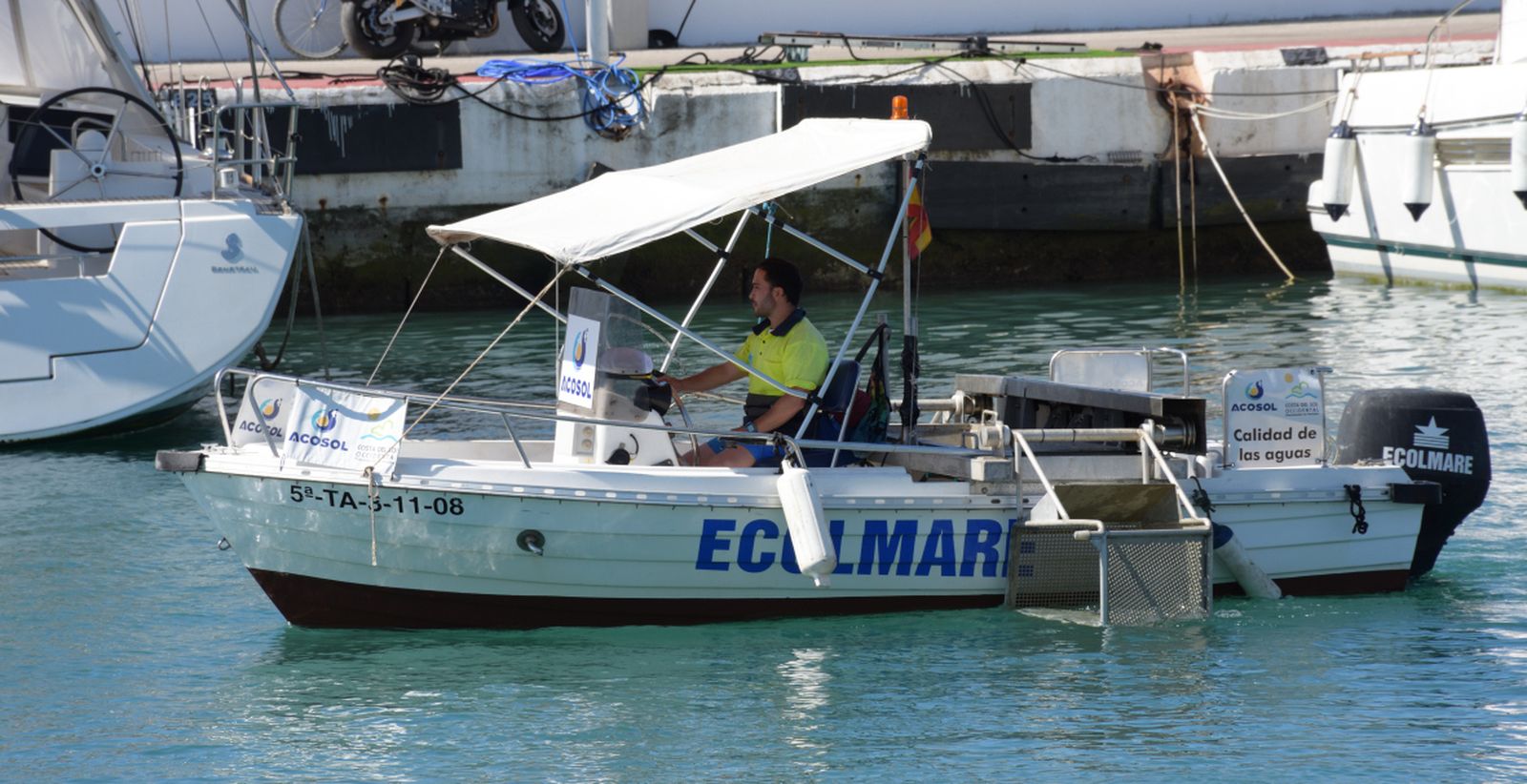 Uno de los barco para luchar contra las medusas este verano.