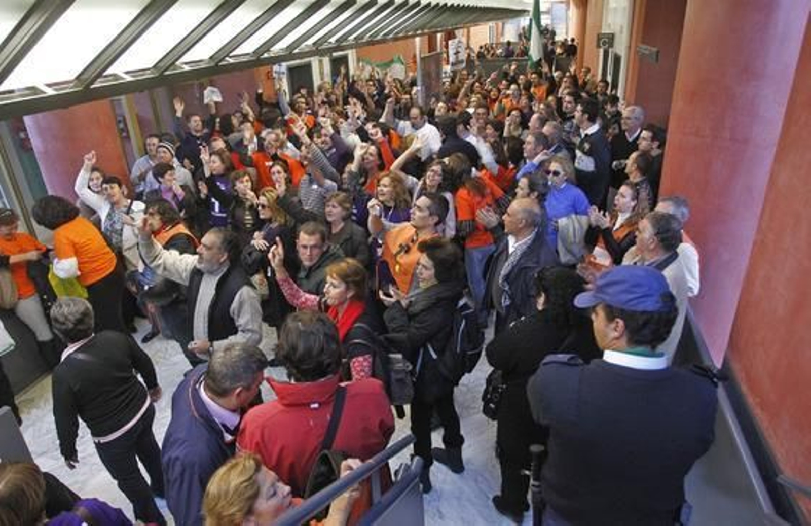 Los funcionarios se manifiestan en Torretriana para protestar ante la reunion con los sindicatos. 

Foto: Antonio Pizarro