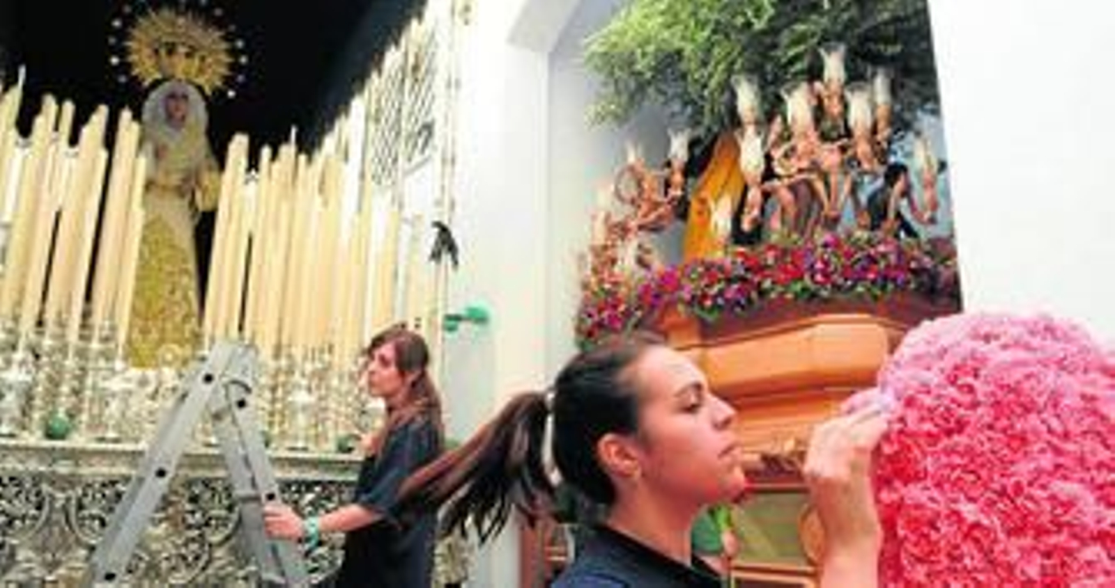Las hermanas del Dulce Nombre de Bellavista preparando las flores del paso de la Virgen.