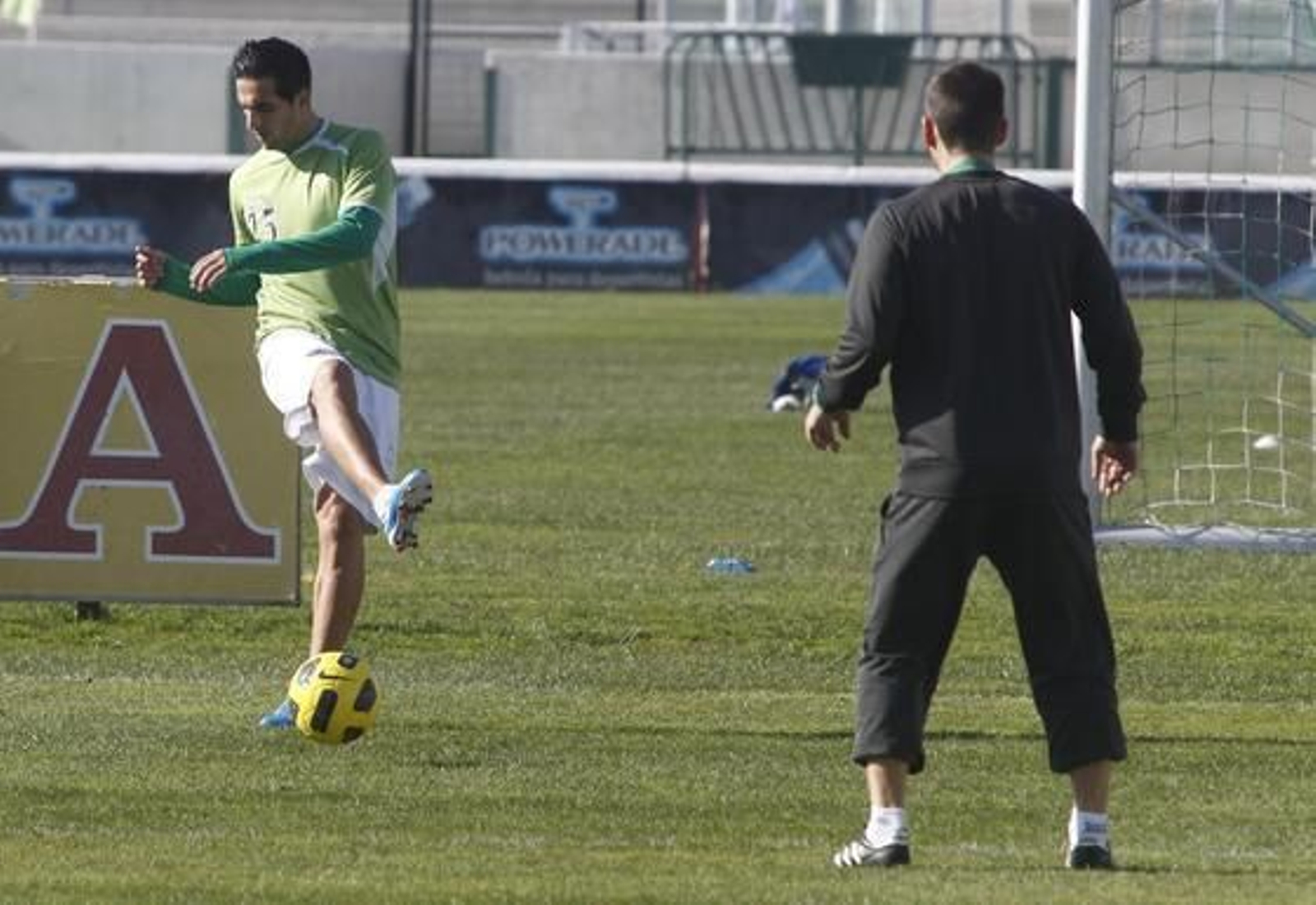 El Betis se ejercita tras la goleada del Campo Nou. / Antonio Pizarro