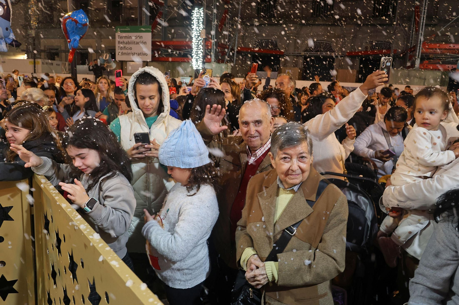 Imágenes de la nevada y alumbrado navideño en Huelva