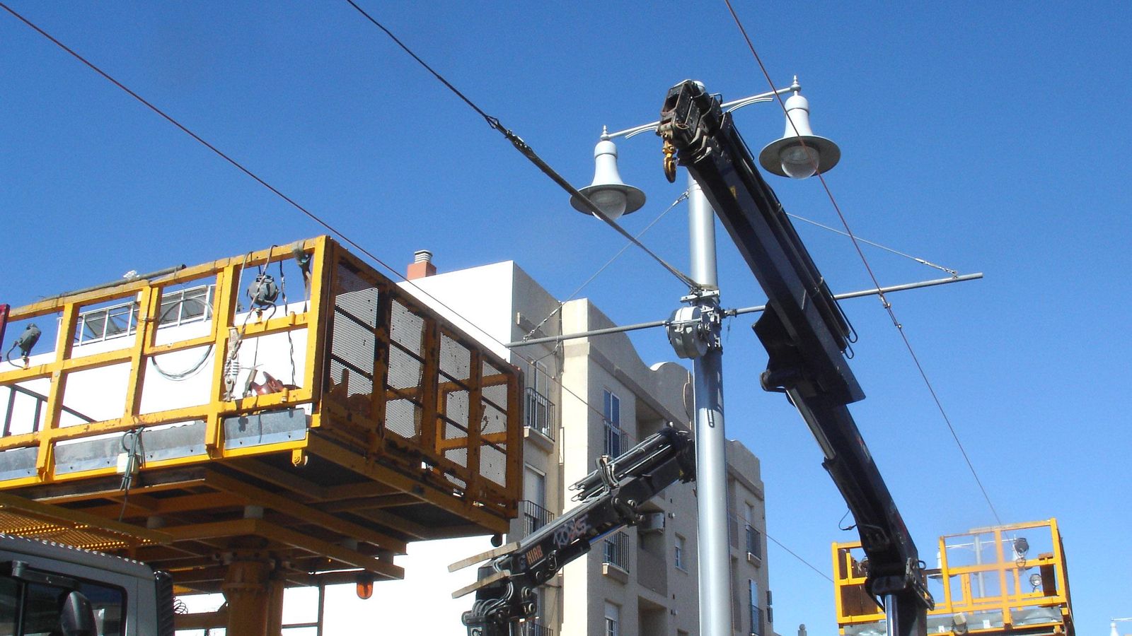 Colocación de catenarias en la calle Real, en San Fernando, en una imagen de archivo