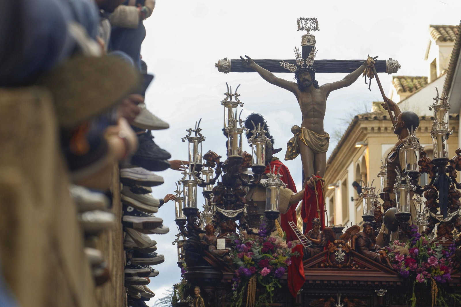 Un momento de la procesión del Cristo de la Agonía en la Semana Santa de Córdoba.