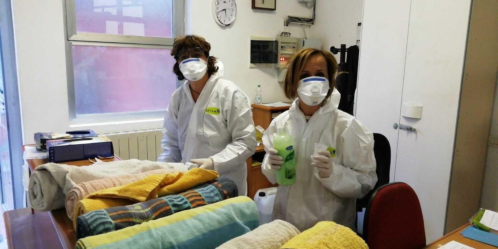Voluntarias de Cáritas que continúan colaborando para atender a las familias desfavorecidas que acuden a la entidad. Voluntarias de Cáritas que continúan colaborando para atender a las familias desfavorecidas que acuden a la entidad.