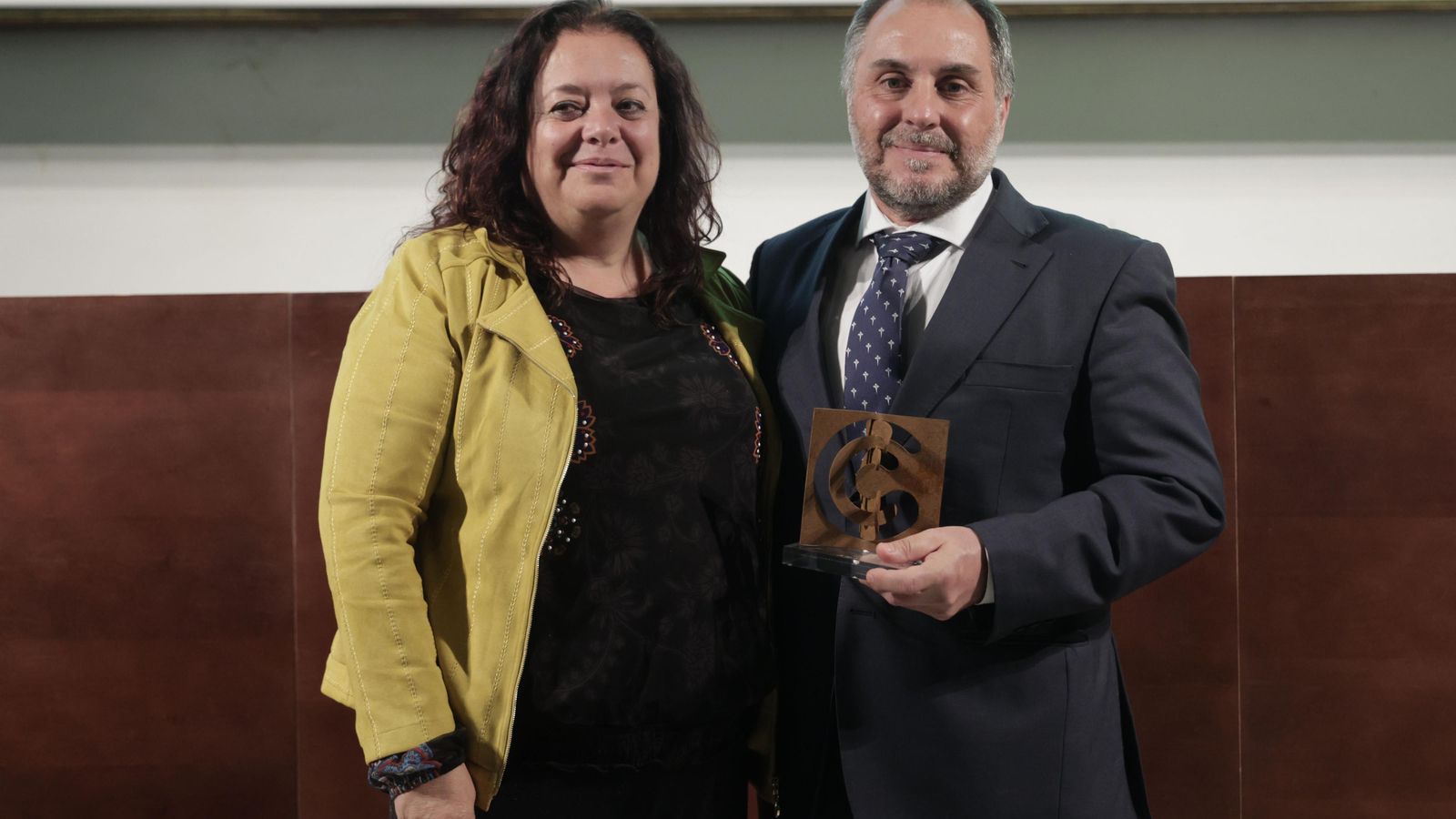 La concejal del Área de Salud del Ayuntamiento de Sevilla junto al premiado David Pérez Martínez, supervisor de Onco-hematología en el Hospital de Valme.