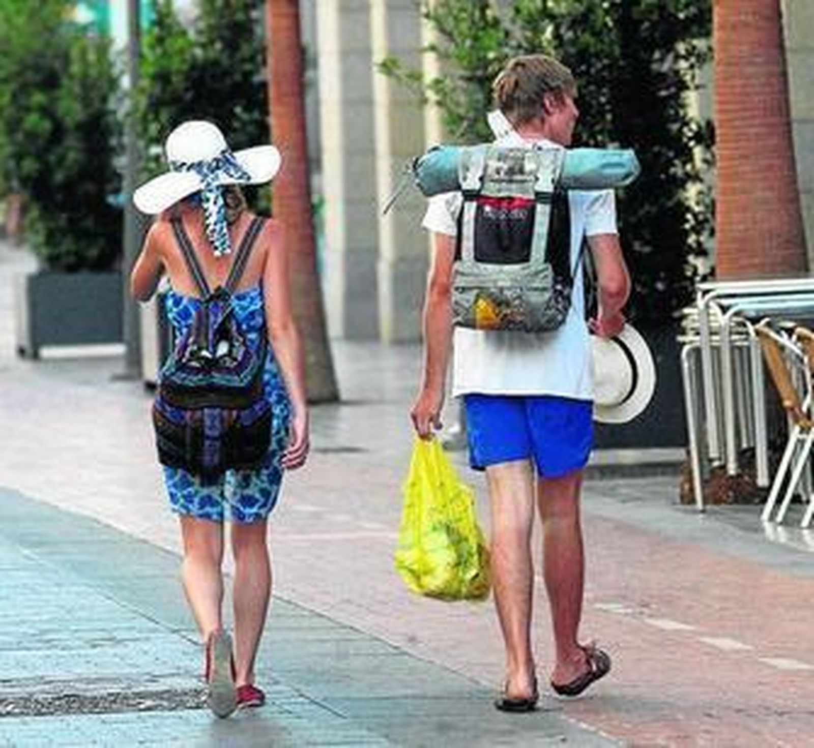 Turistas, mochila a la espalda, por Huelva.