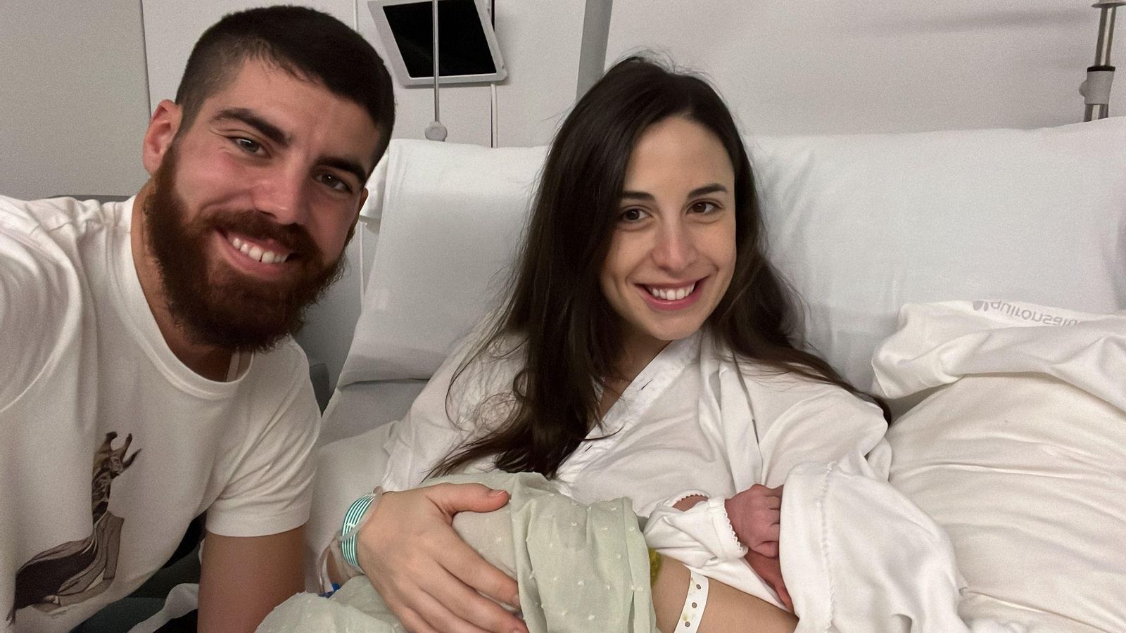 Rocío e Ignacio, junto al pequeño Ignacio en el Hospital Quirónsalud Córdoba.