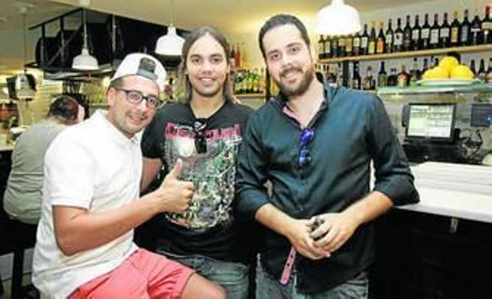 Tres simpáticos almerienses disfrutan de una cerveza bien fresca en la tarbena: Francisco Llorente, José Manuel Moya y Antonio Fernández.