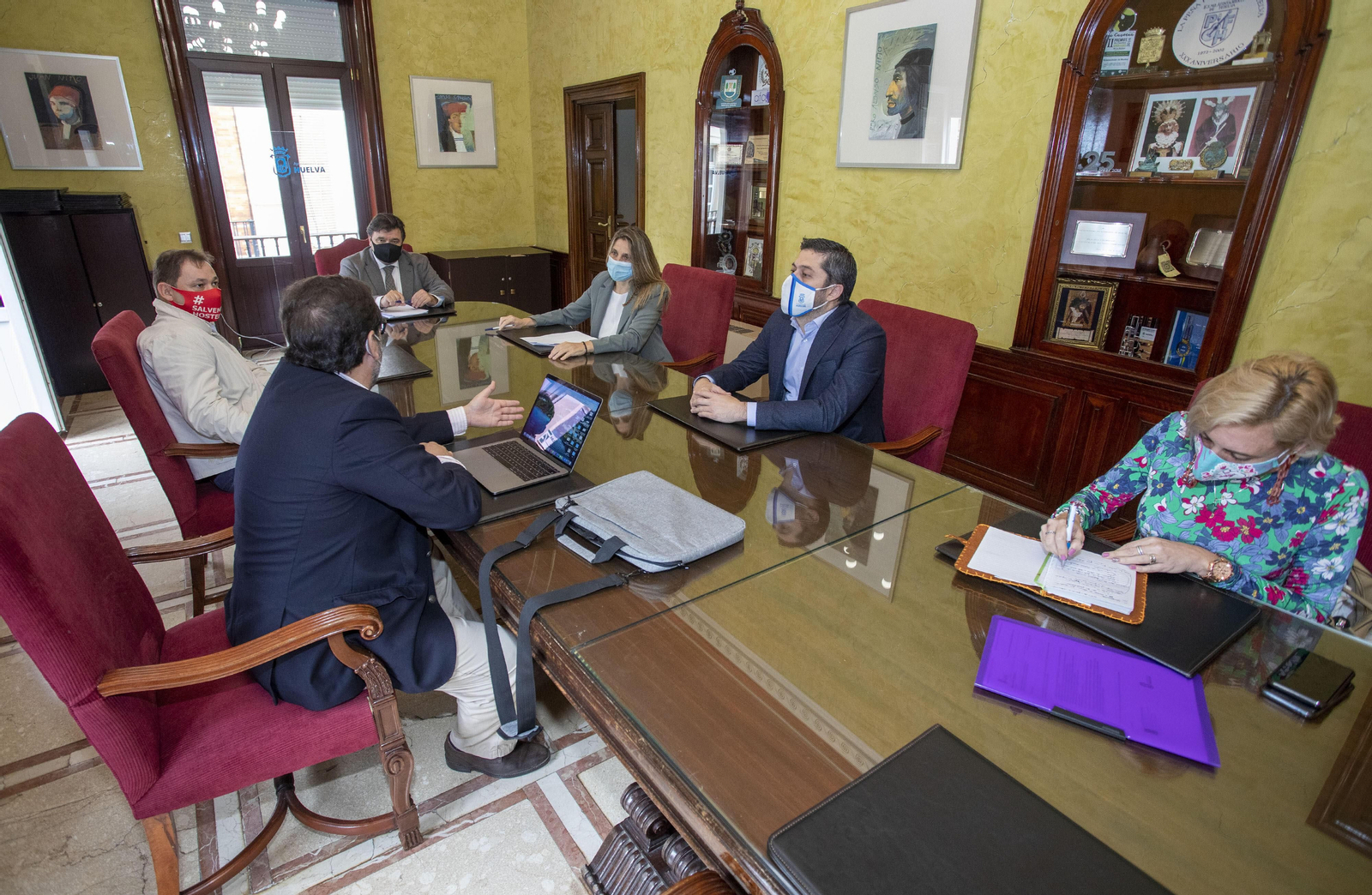 Una de las reuniones celebradas esta mañana con los hosteleros onubenses.