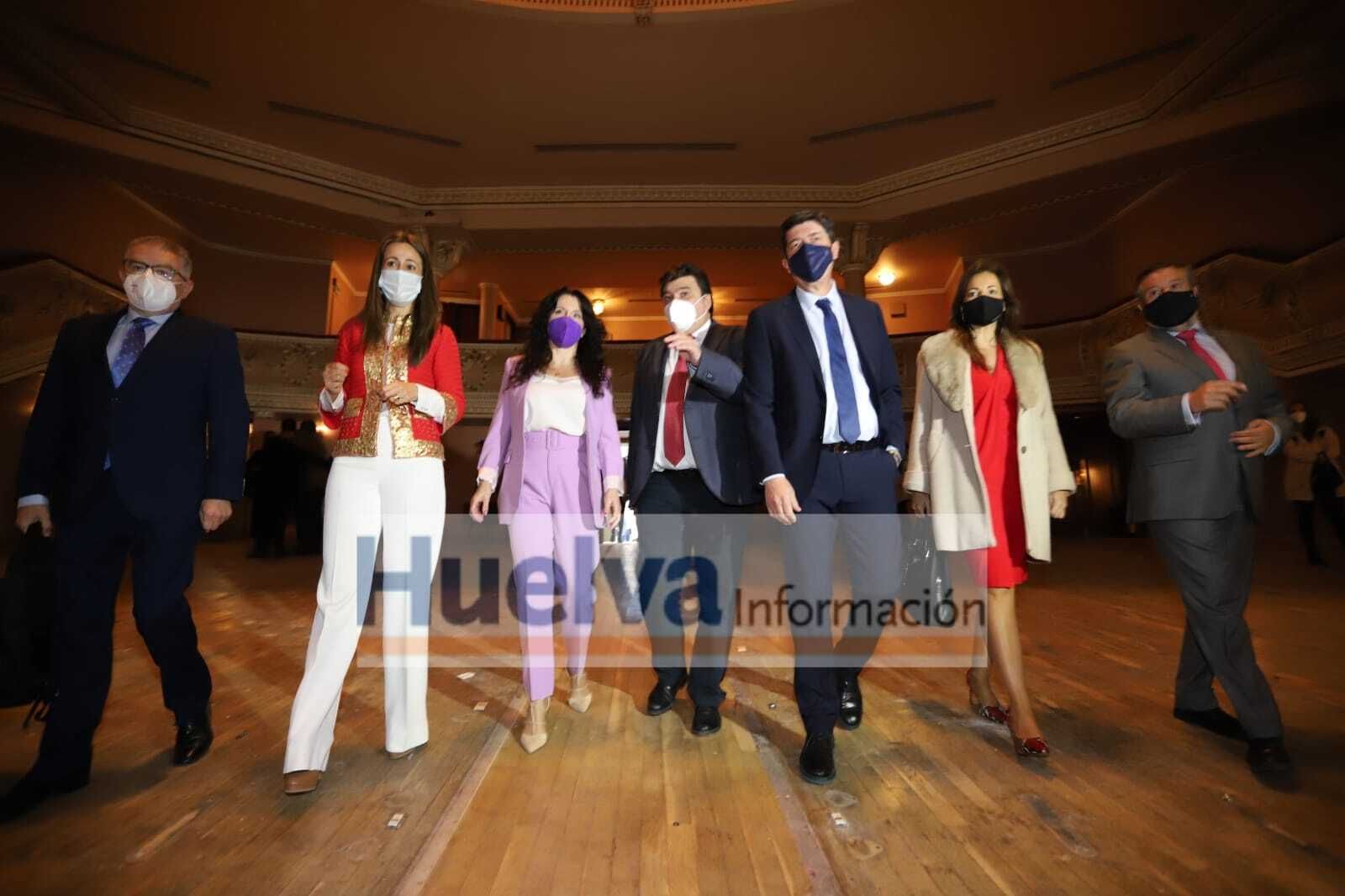Juan Marín, Rocío Ruiz y Gabriel Cruz junto a otras autoridades provinciales durante su visita al Gran Teatro de Huelva.