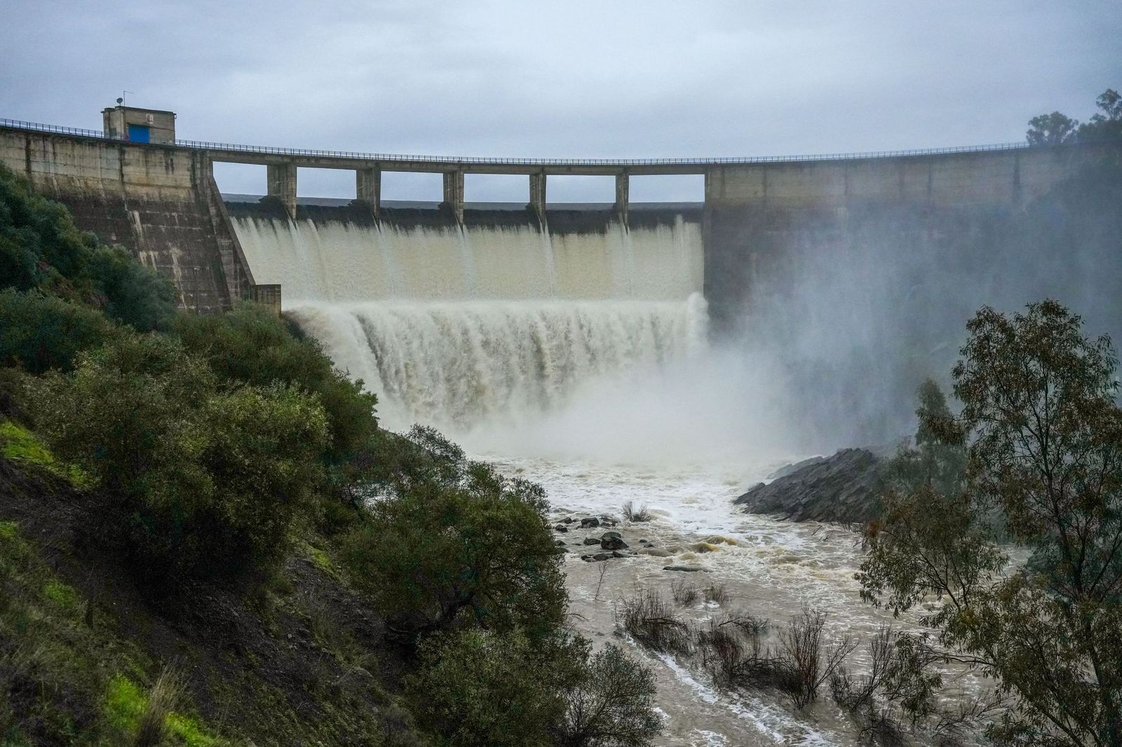 El embalse del Gergal desembalsando agua