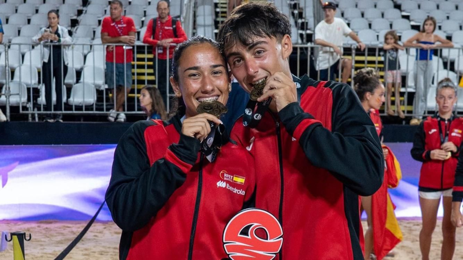 Laura Jiménez y Jorge Méndez muerden la medalla de bronce lograda en la Copa del Mundo Junior de Tenis Playa.