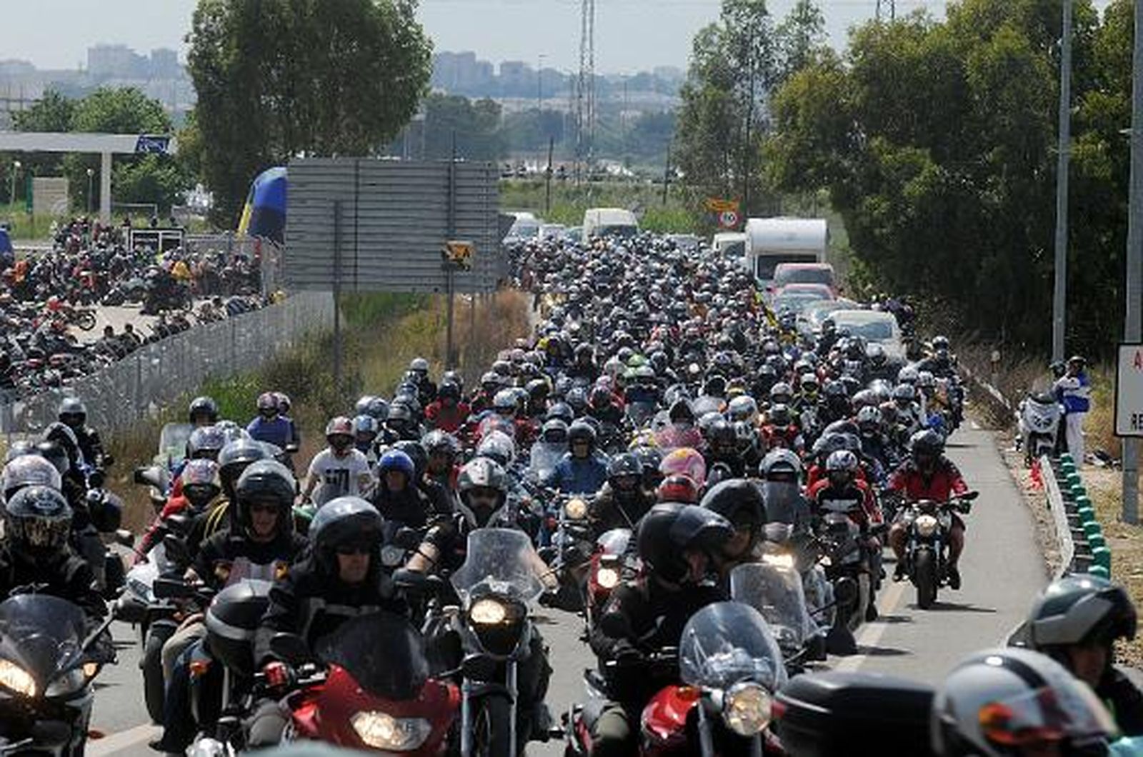Los moteros inician la ´operación retorno´ tras el Gran Premio de Motociclismo en Jerez. 

Foto: Pascual y Manuel Aranda