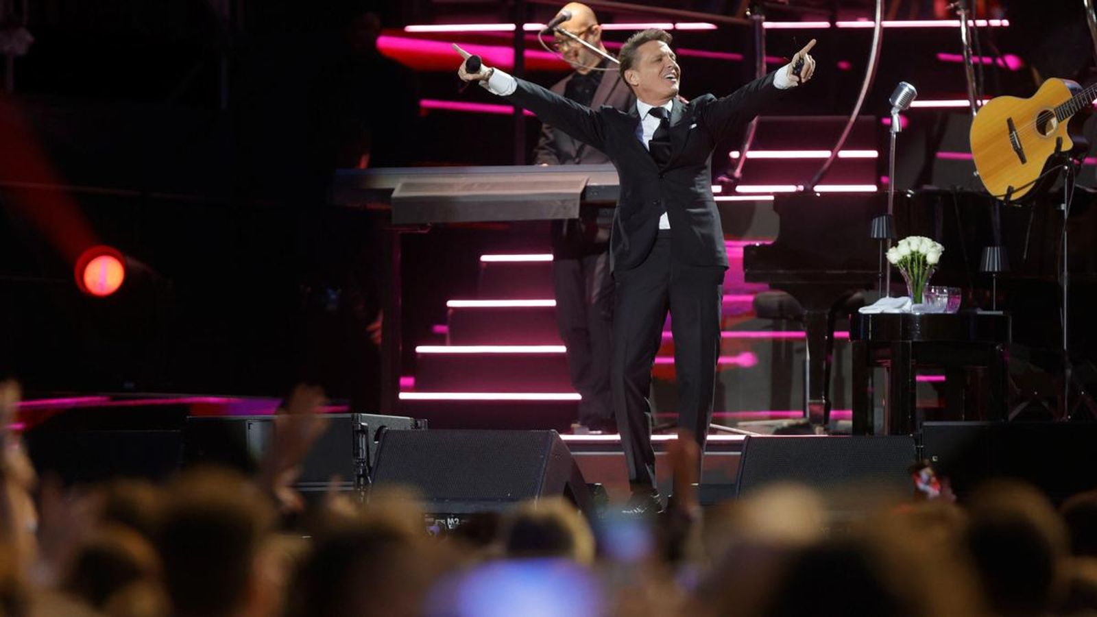 Luis Miguel interpreta uno de sus primeros temas del concierto de Córdoba.