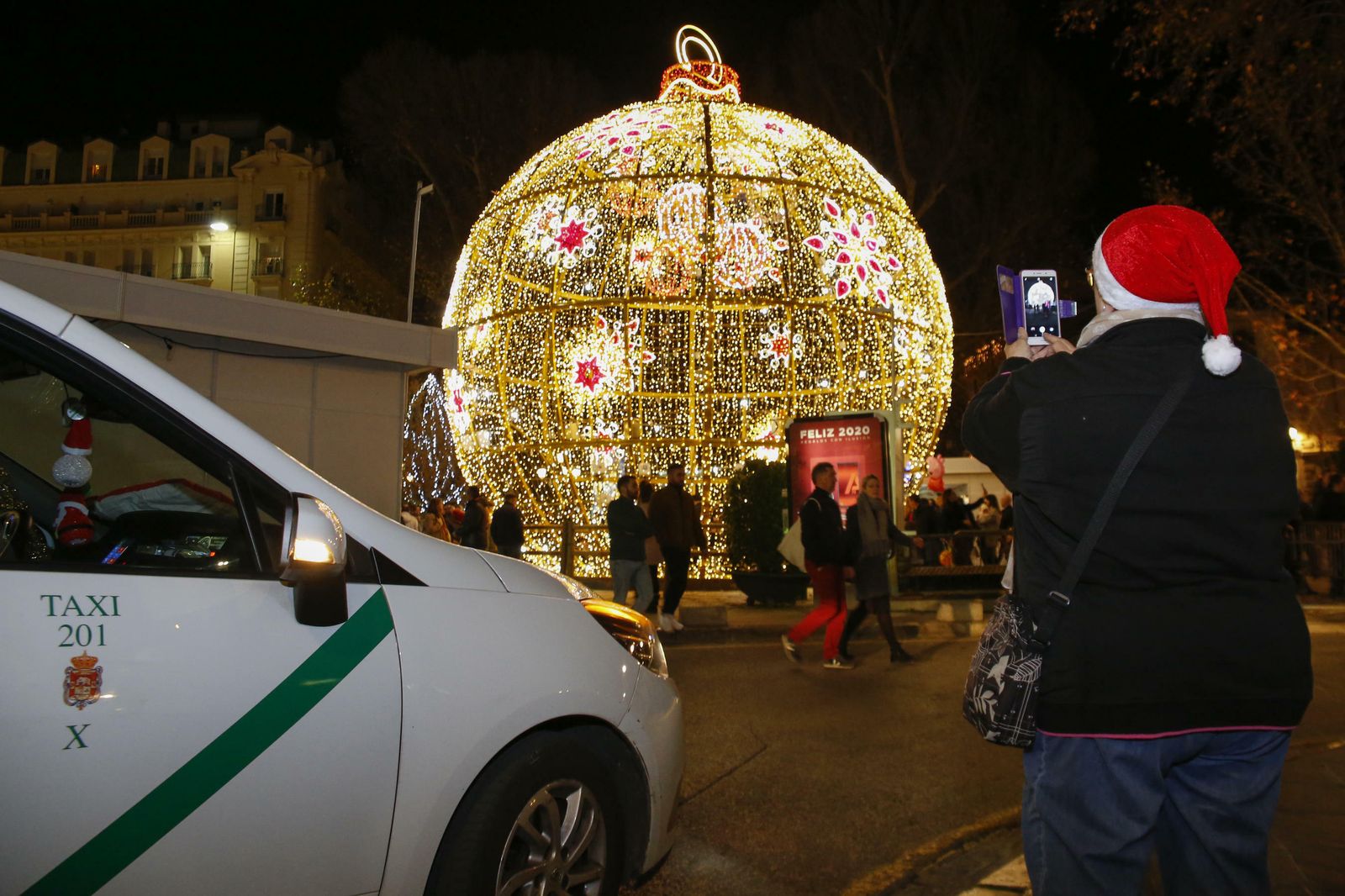 Los taxis que llevan el espíritu de la Navidad a Granada