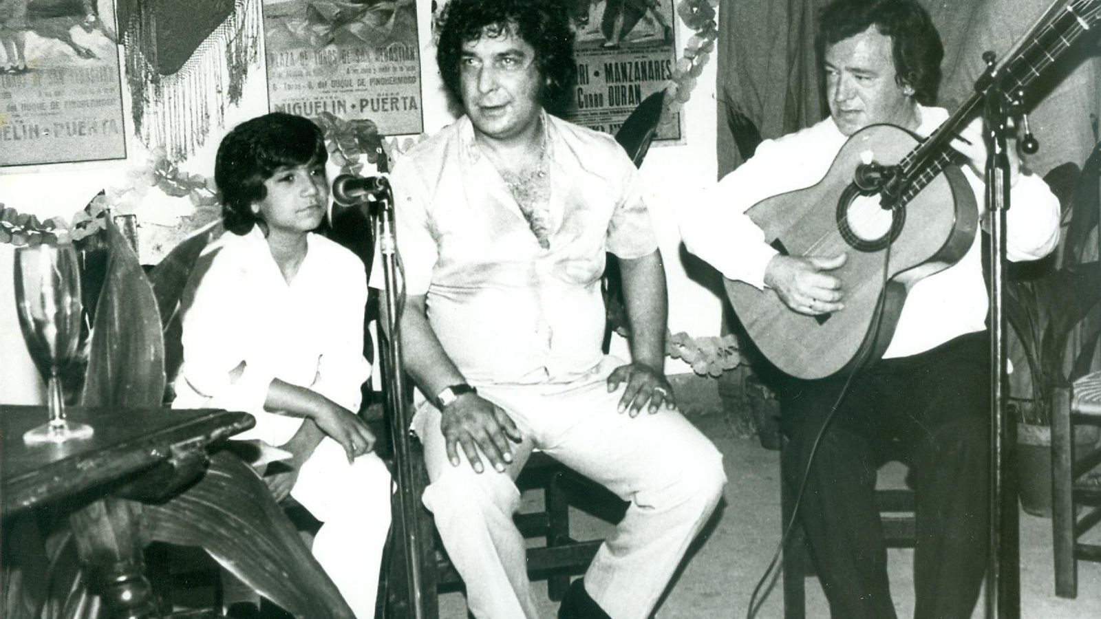El cantaor Juan Villar con su hijo Juanete y el guitarrista José Herrera. El cantaor Juan Villar con su hijo Juanete y el guitarrista José Herrera.