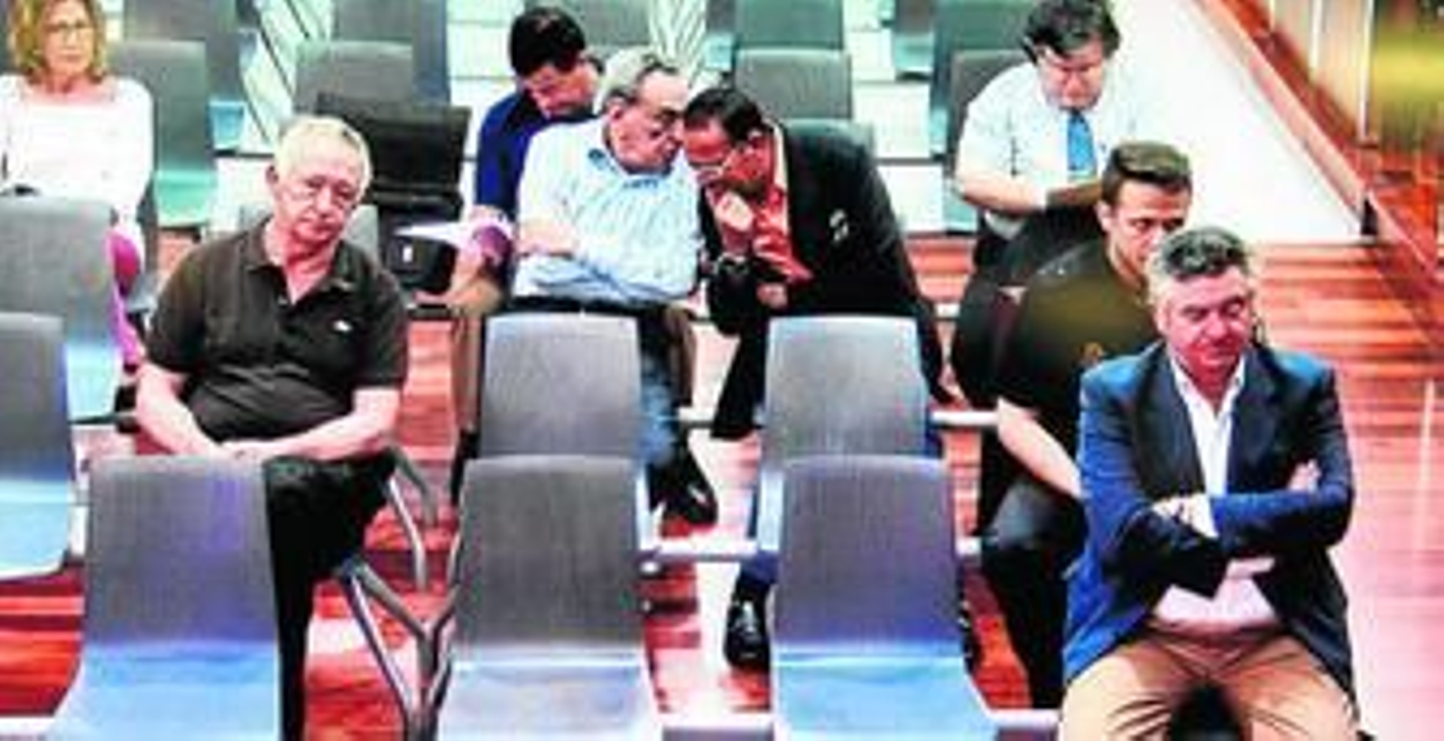 Roca, en primer término, detrás el ex secretario de Marbella, Leopoldo Barrantes, habla al oído al ex alcalde, Julián Muñoz, ayer.