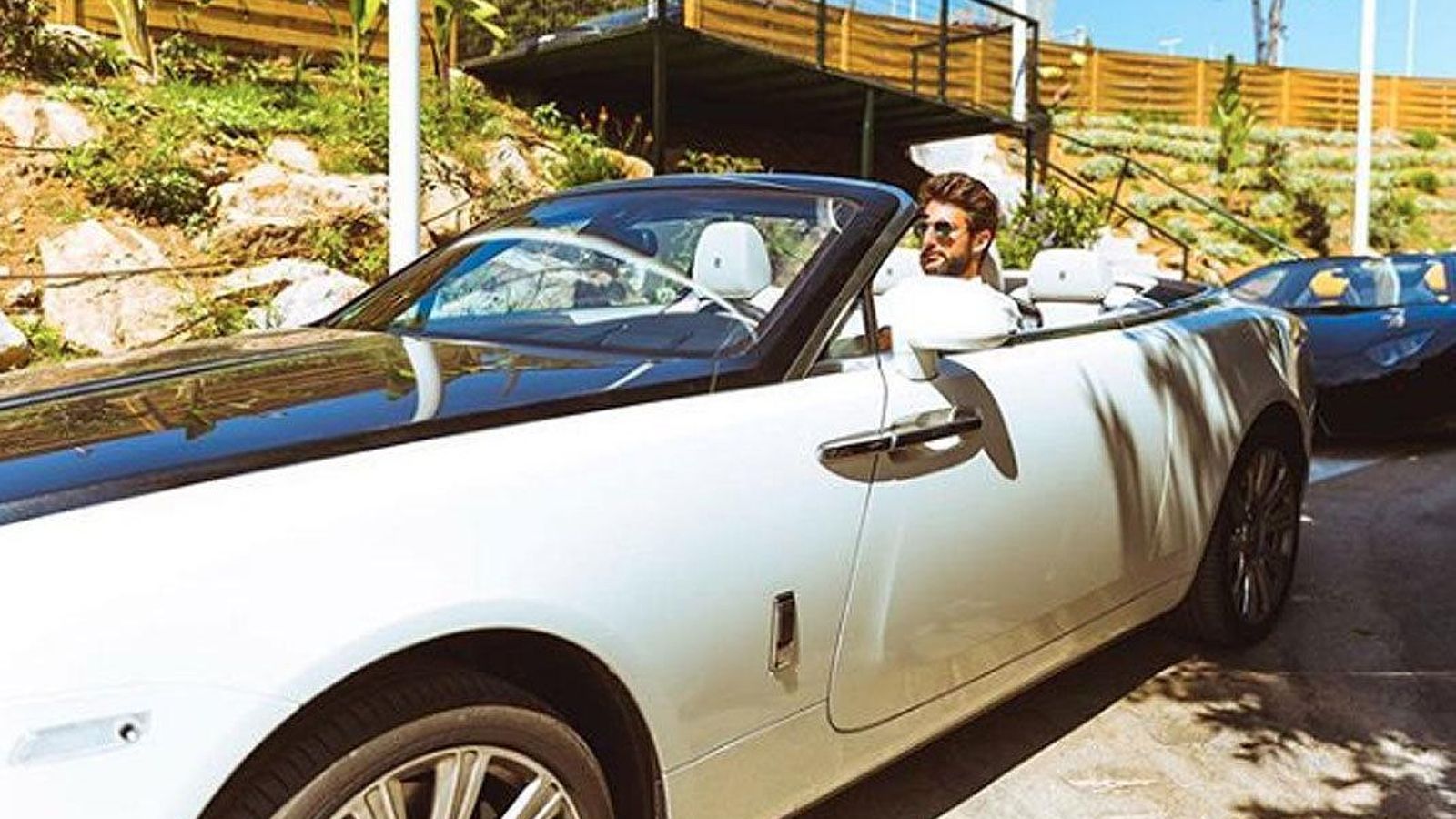 El novio de Alba, a bordo de un coche de lujo.