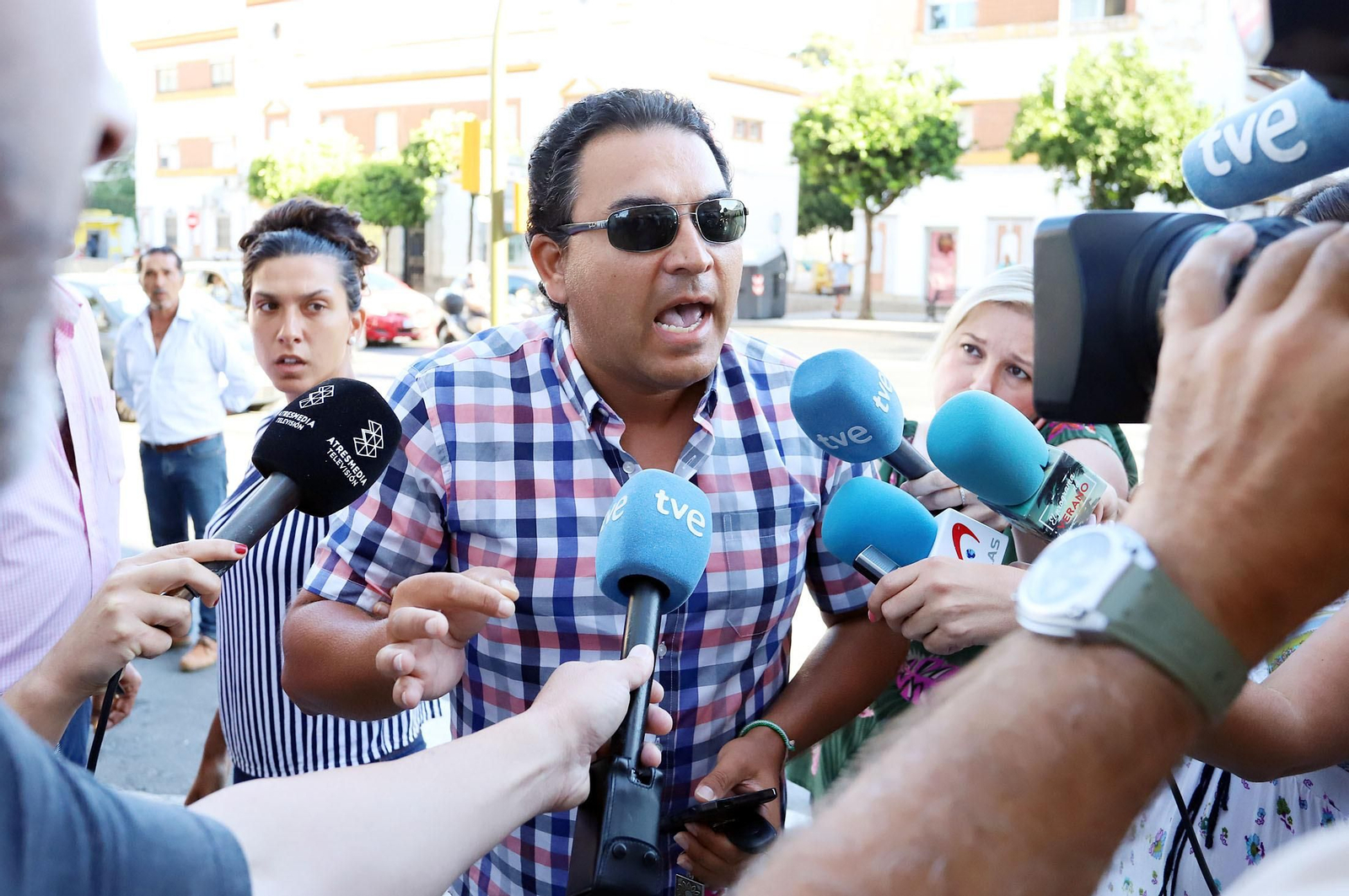 Imágenes de la vista de medidas cautelares por el apuñalamiento al jefe de la Policía Local de Punta Umbría.