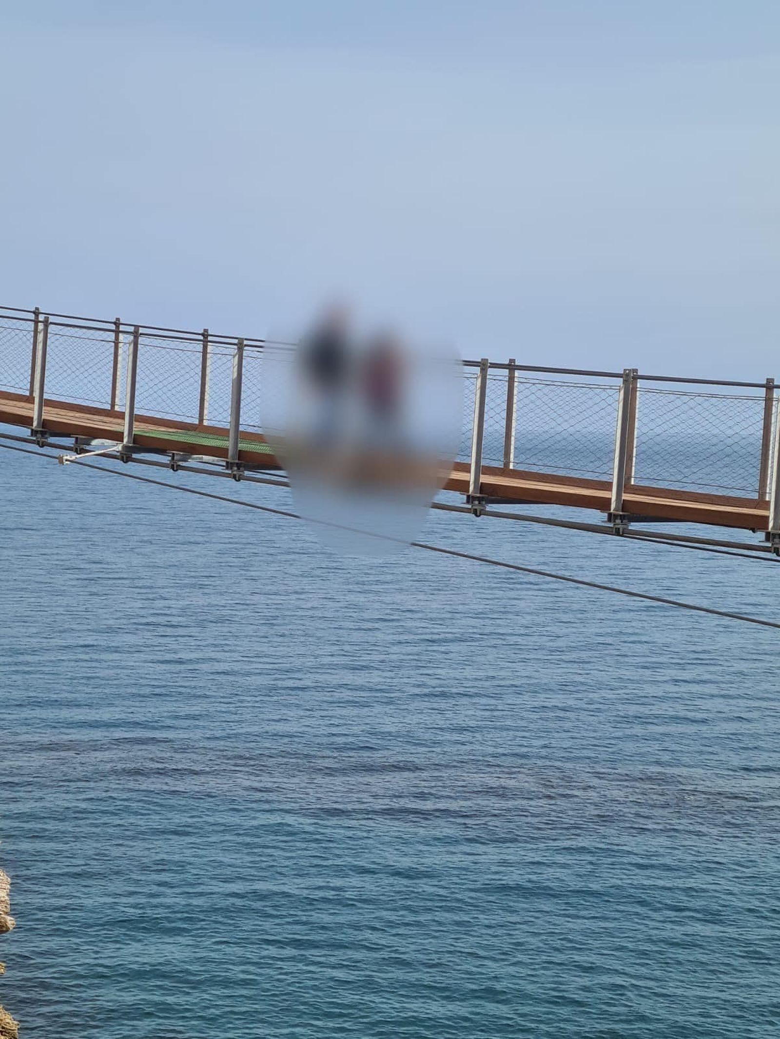 El Ayuntamiento de Torrenueva avisa de que el puente colgante no está terminado ante la conducta temeraria de varias personas