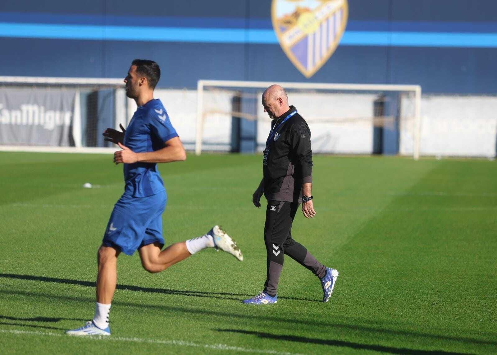 Pepe Mel cabizbajo y pensativo durante un entrenamiento.