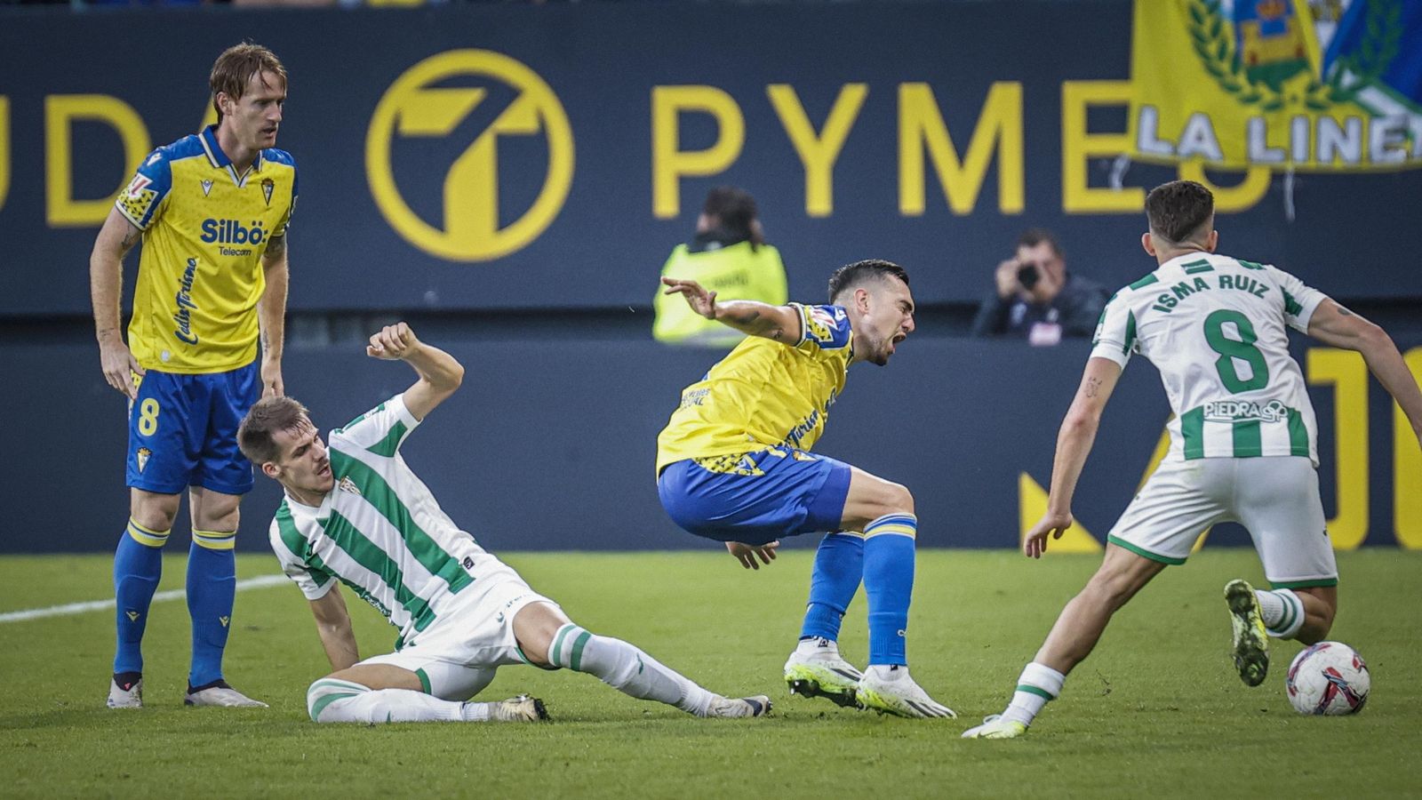 Búscate entre las imágenes del partido de fútbol entre Cádiz CF y Córdoba CF