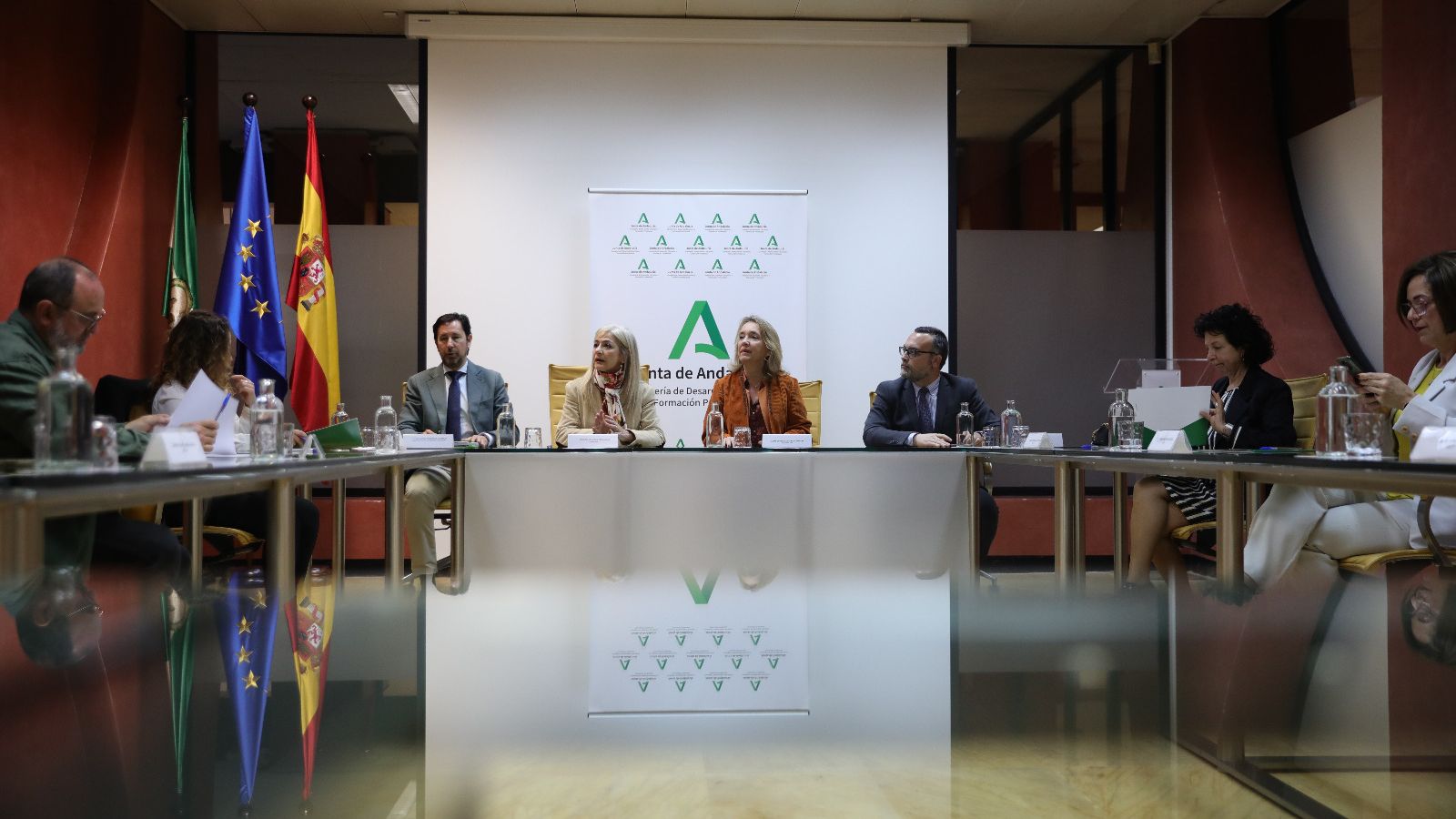 La Junta informa del convenio de mejora de las monitoras escolares