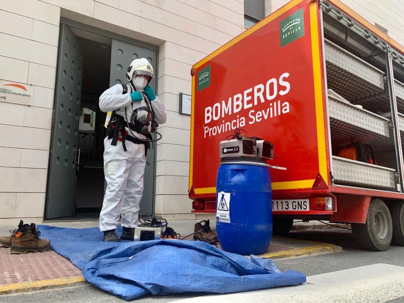 Un bombero de la Diputación se prepara para actuar en una residencia de mayores.