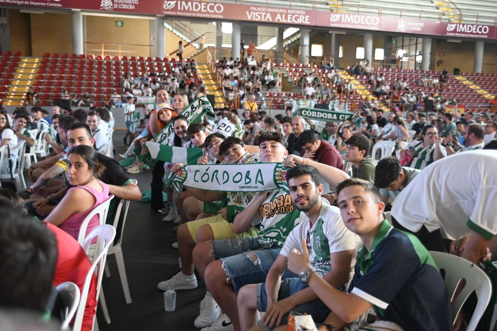 Las mejores fotos del ambiente en Vista Alegre para el Barcelona Atlètic - Córdoba CF