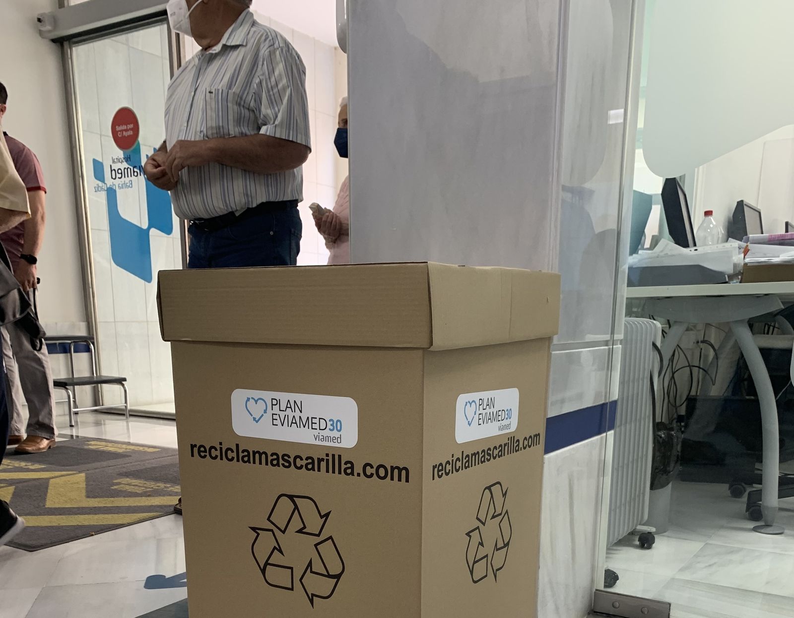 Contenedores de mascarillas que se han instalado a las puertas de los hospitales Viamed.