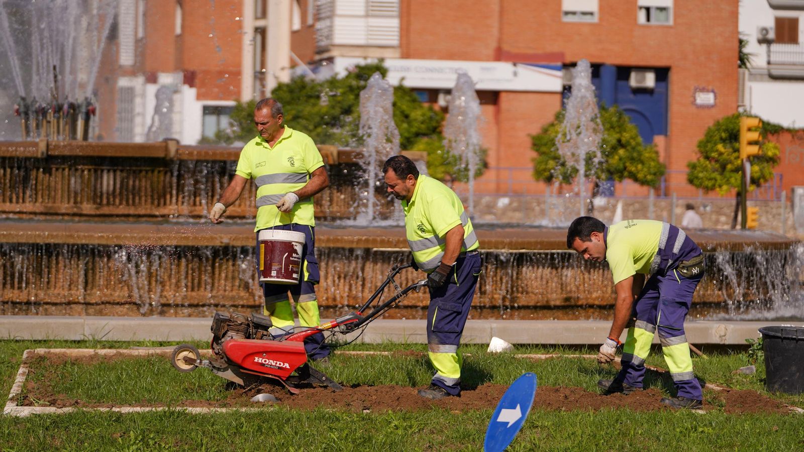 Adecuación de la rotonda de los bomberos de Huelva para la colocación de las flores. Adecuación de la rotonda de los bomberos de Huelva para la colocación de las flores.