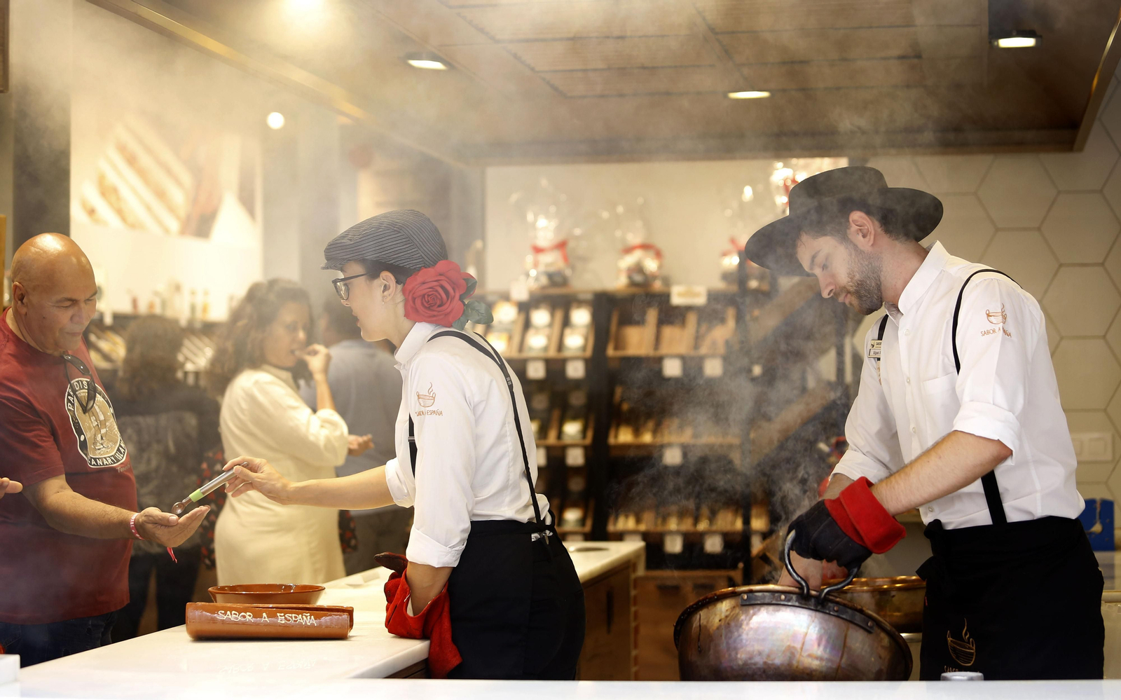 Fotos del cuarto día de Feria de Málaga en el Centro y la noche en el Real
