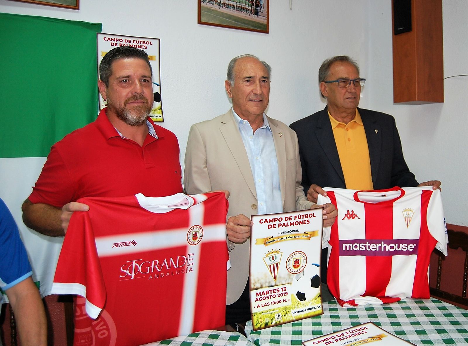 Cortés, a la derecha con una camiseta del Algeciras en un acto reciente.