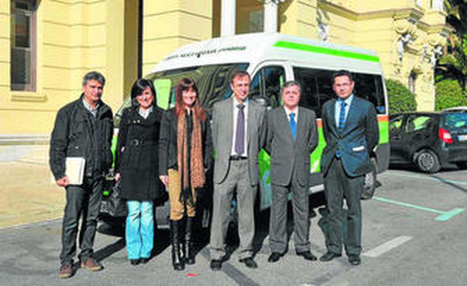 Representantes municipales y de la entidad bancaria en la entrega ayer del vehículo.