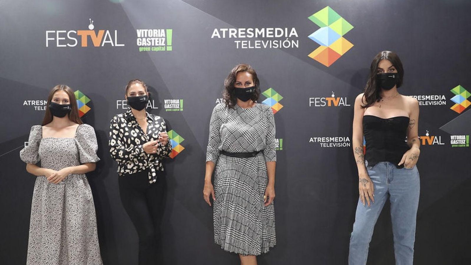 Algunos de los protagonistas de 'Física o Química', en la presentación de la nueva miniserie en el FesTVal de Vitoria.