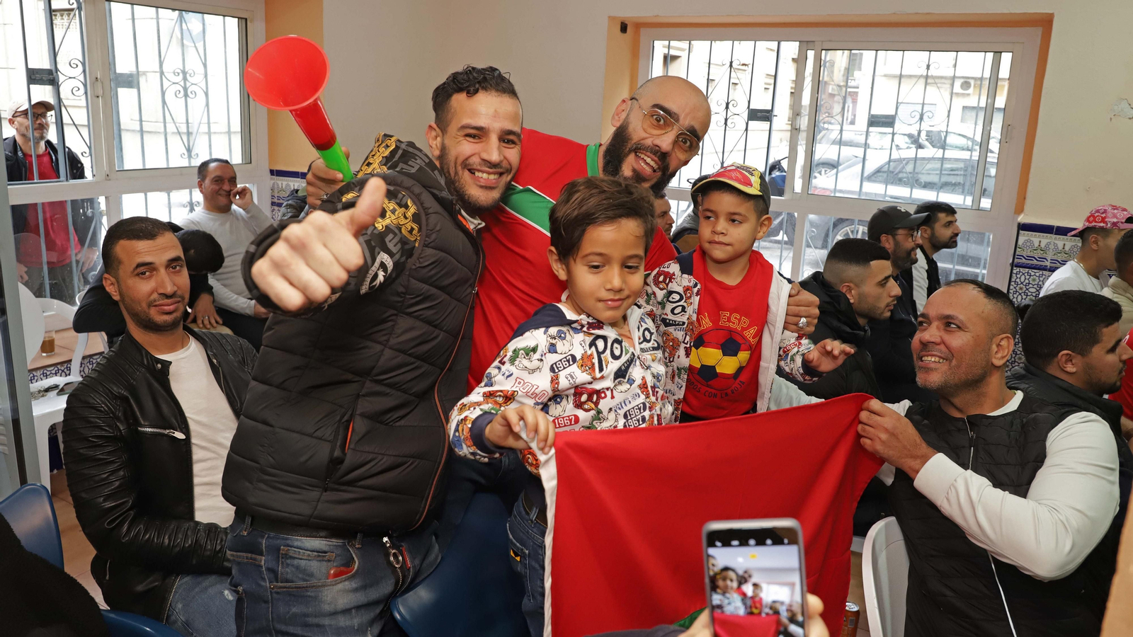 Fotos del ambiente durante el Marruecos - España en Algeciras