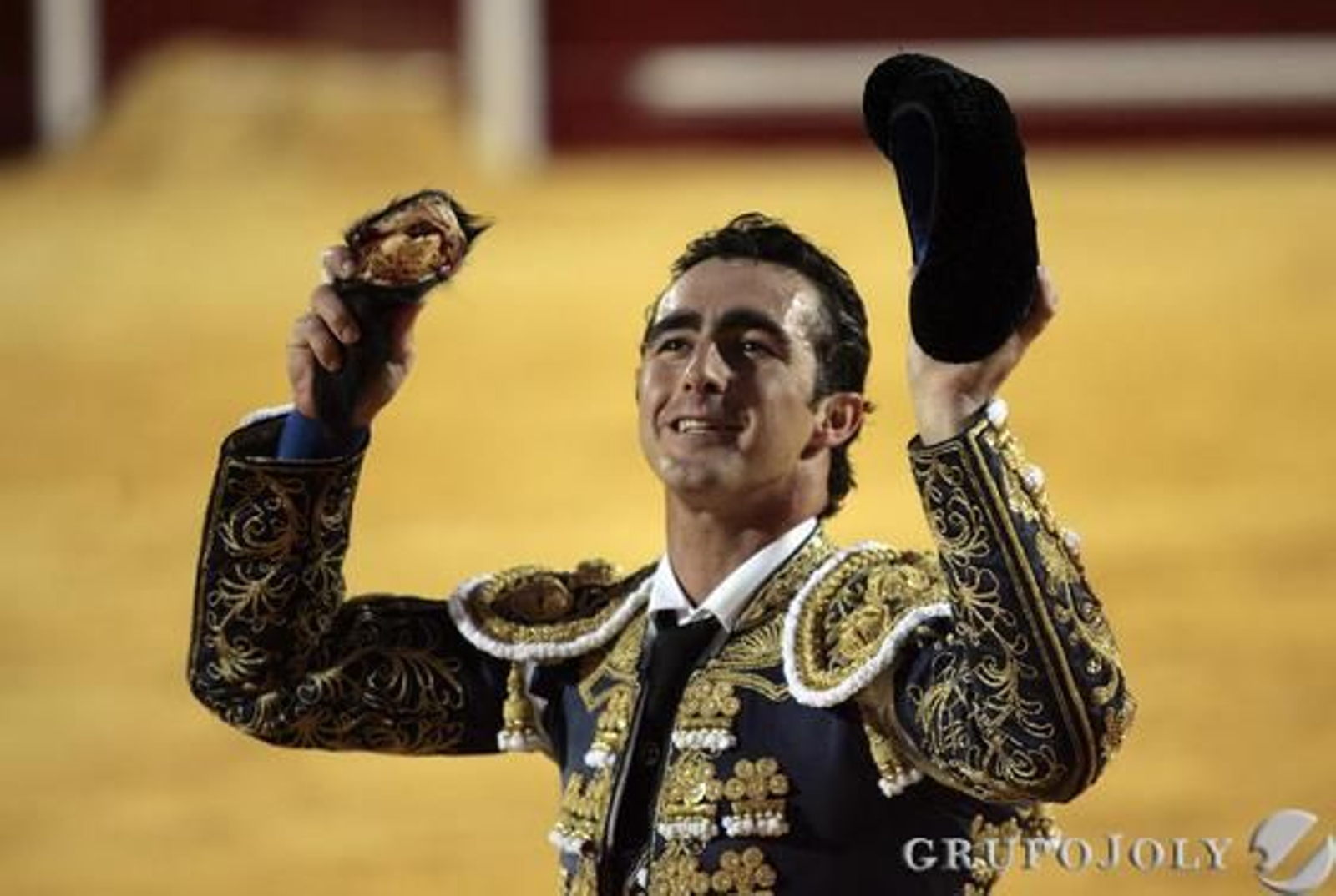 El Fandi muestra su trofeo tras su faena.

Foto: Juan Carlos Muñoz