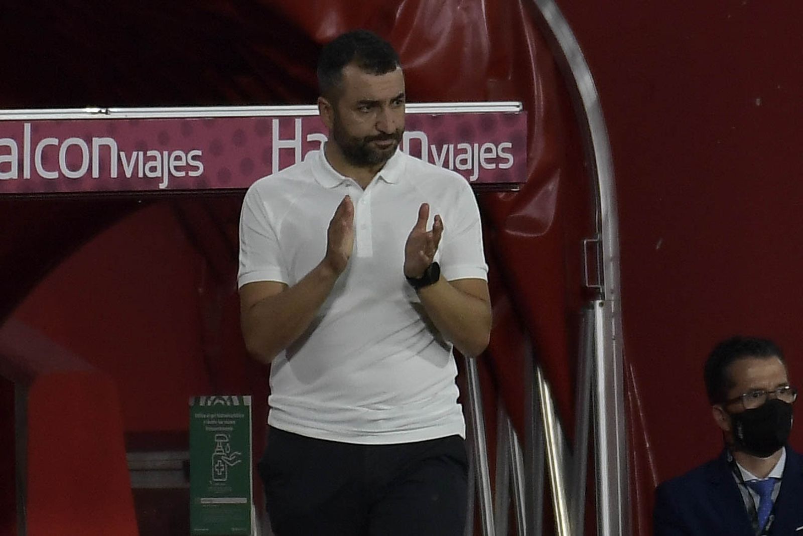 Diego Martínez aplaude a sus futbolistas durante el encuentro