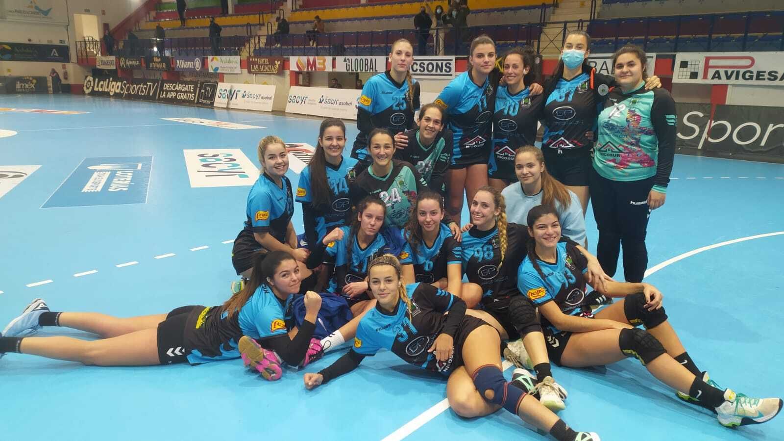 Las jugadoras del BM Solúcar celebran el triunfo al final del partido.