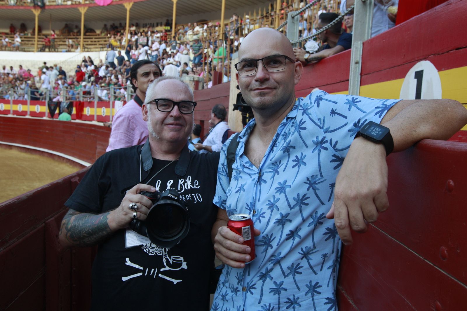 Imágenes del 'ambiente' en la corrida de toros de la Feria de Almería, con los diestros Morante de la Puebla, El Juli y Tomás Rufo