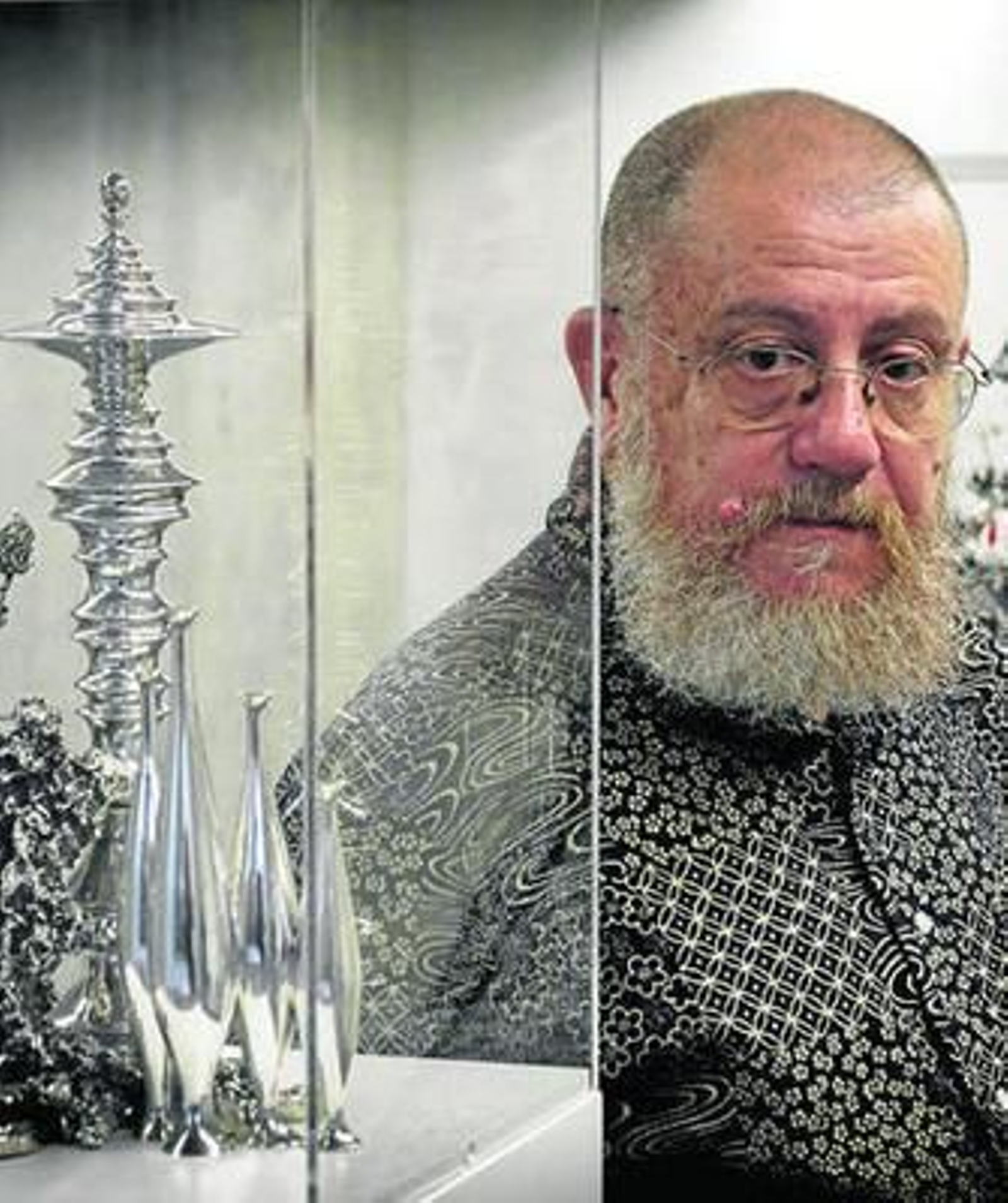 Guillermo Pérez Villalta posa ante su obra.