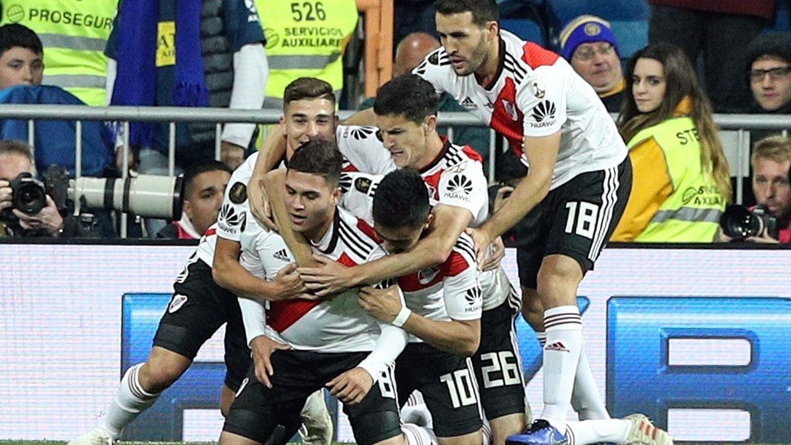 Los jugadores del River Plate celebran uno de los goles.