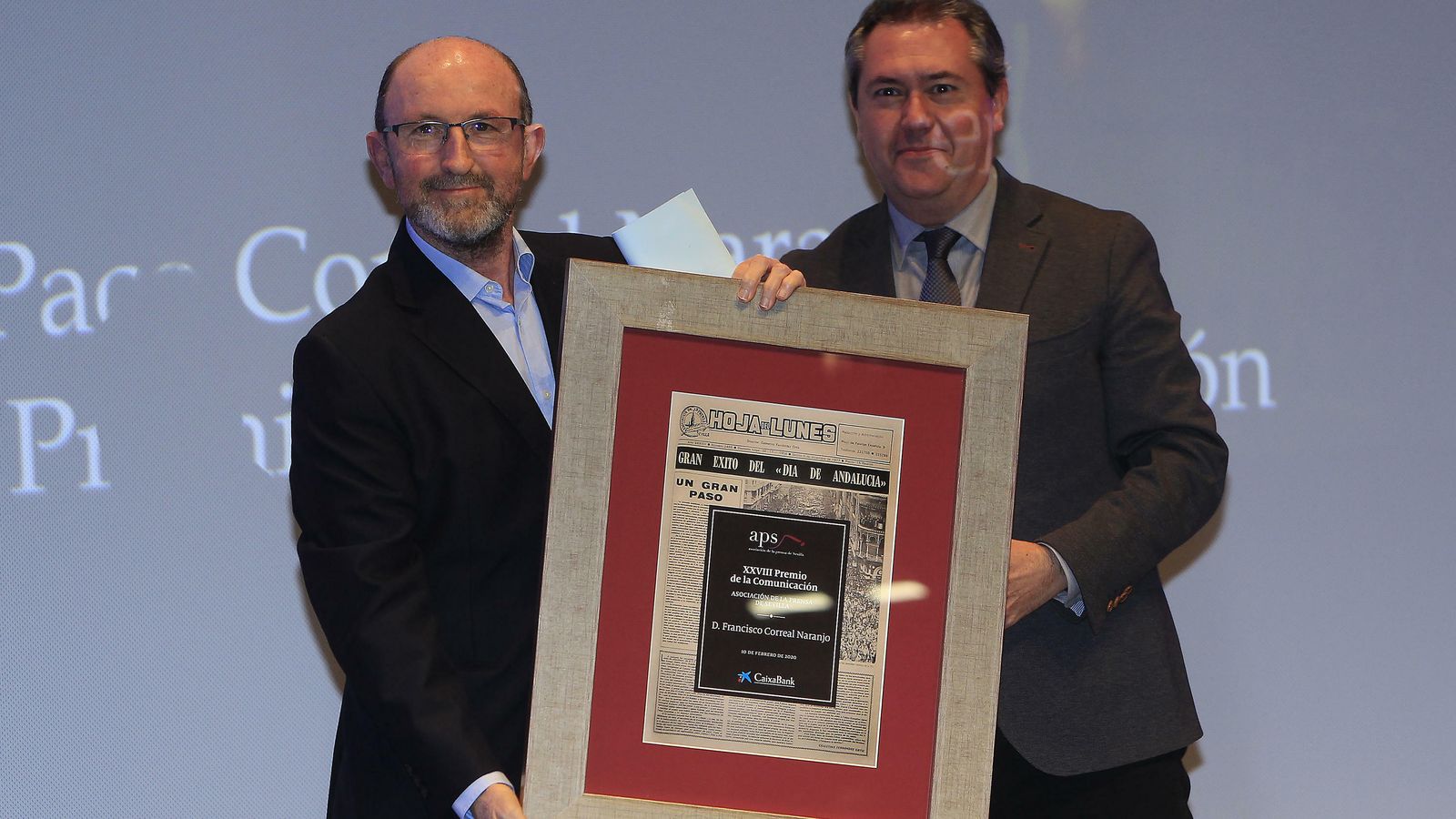 Francisco Correal recibe el premio de manos de Juan Espadas.